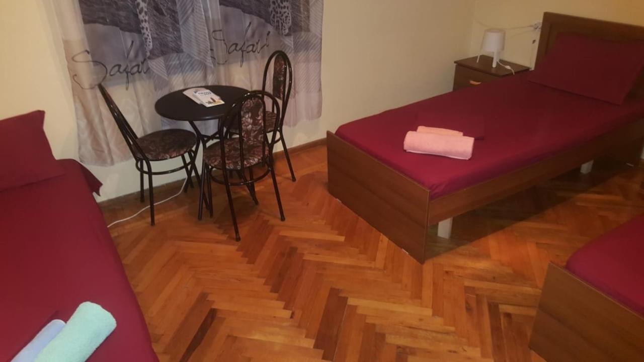 Elisabet * Tirana